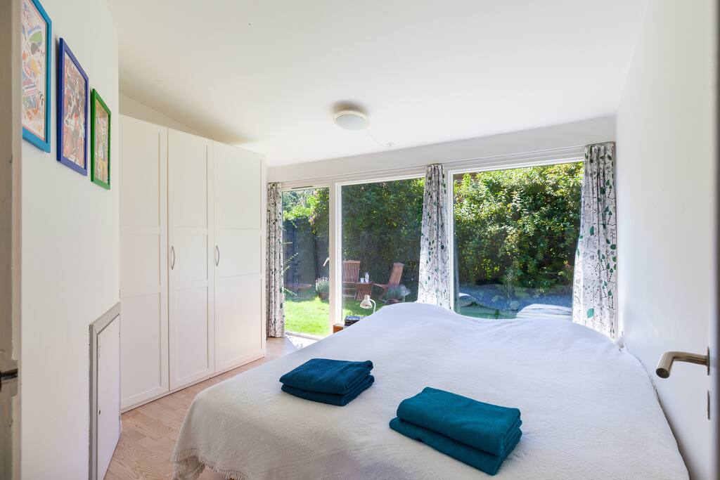 The bedroom
Either 2 single beds or one double bed
180cm x 200cm