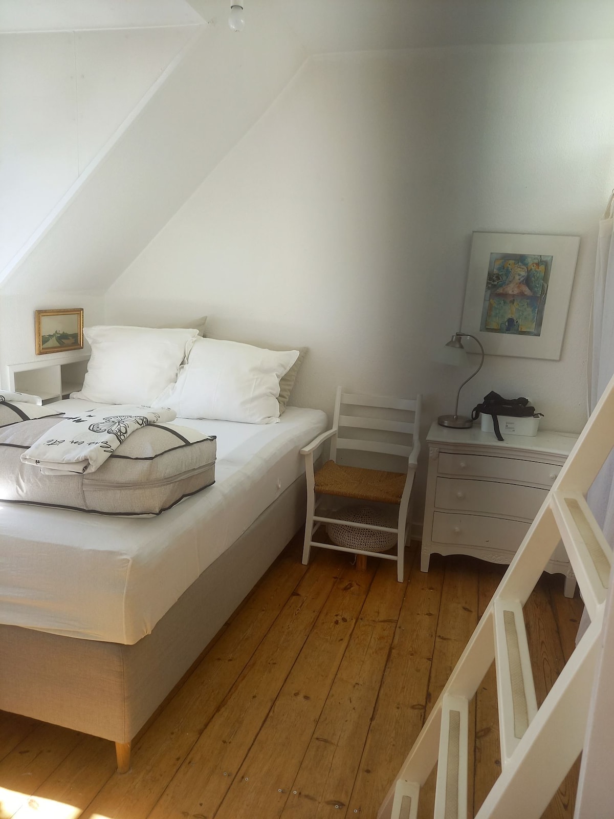 Spavaća soba s krevetom i loftom