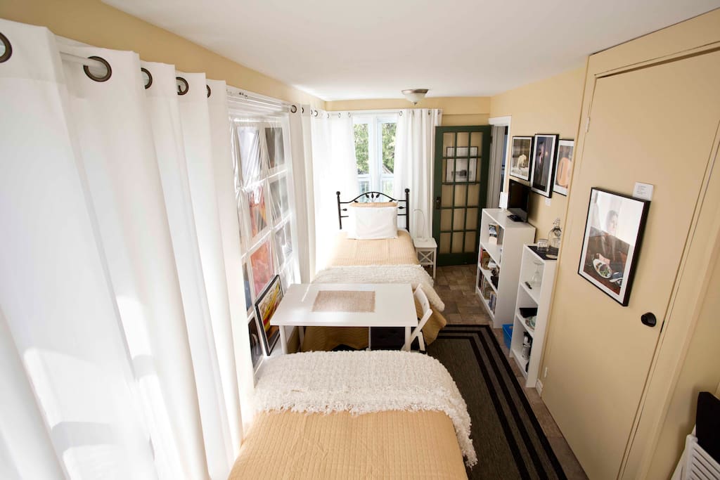 The room is decorated with photo art by your hosts Laurie Carter and Bruce Kemp.