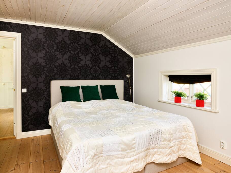 Stort och luftigt rum med Dubbelsäng + enkelsäng