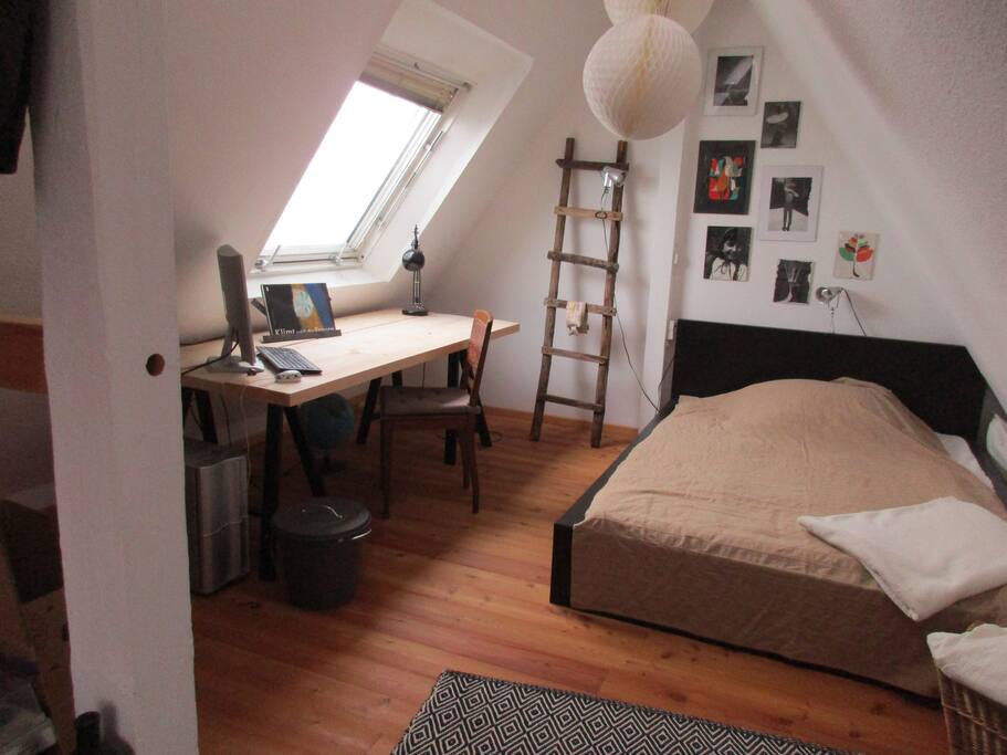 helles Schlaf- und Arbeitszimmer