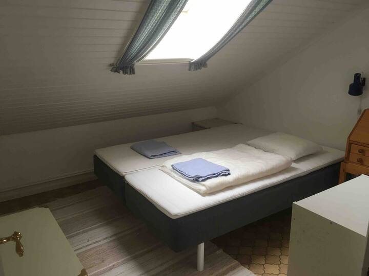 חדר שינה עם מיטה זוגית קטנה/חדר שינה עם מיטה זוגית קטנה