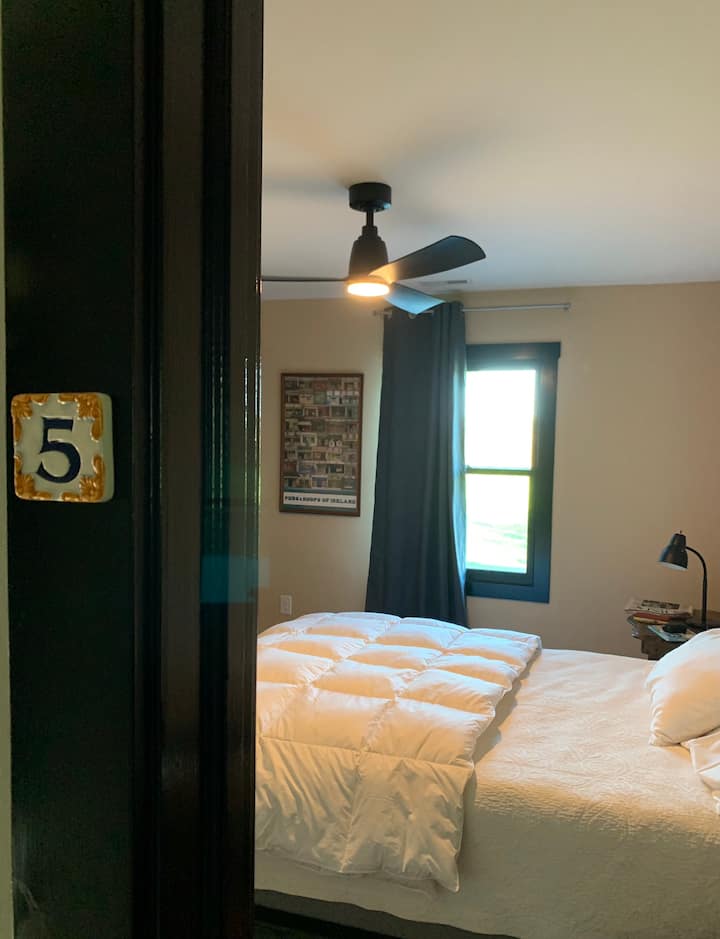 ห้องนอน #5 พร้อมเตียงควีนไซส์