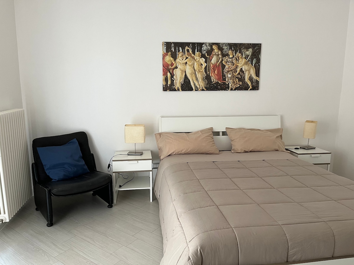 Priestranná a svetlá spálňa. 
Veľkosť postele 200x160