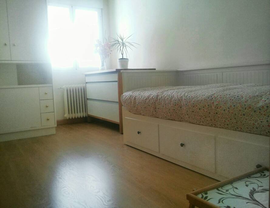Habitación con cama individual que se hace cama de matrimonio. Posibilidad también de poner otra cama individual en el caso de no querer de matrimonio.