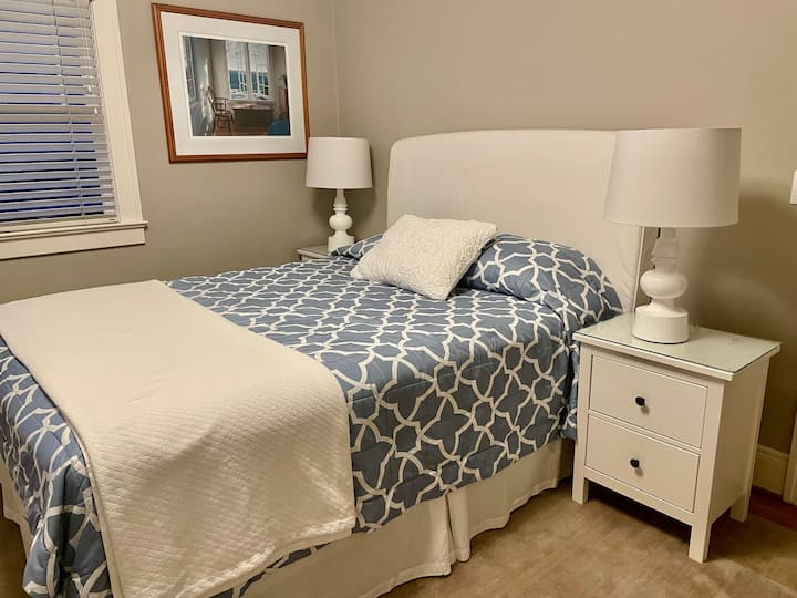 חדר שינה בקומה הראשית עם הרבה אור טבעי וחשיפה דרומית שטופת שמש