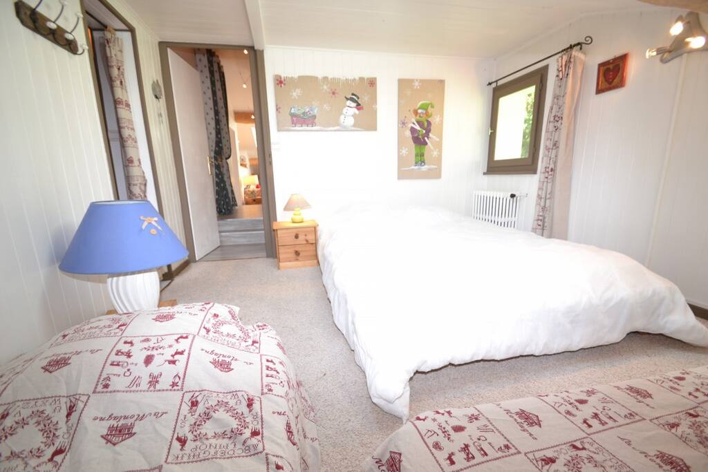 Chambre 2 - Lit Double + 2 lits Simple