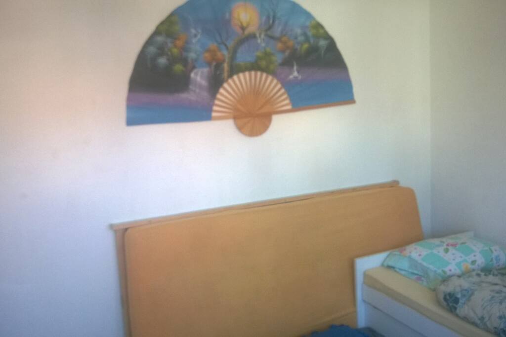 Dekoration Zimmer 3, Reservebett. Decoration of Room 3, one bed as reserve.
