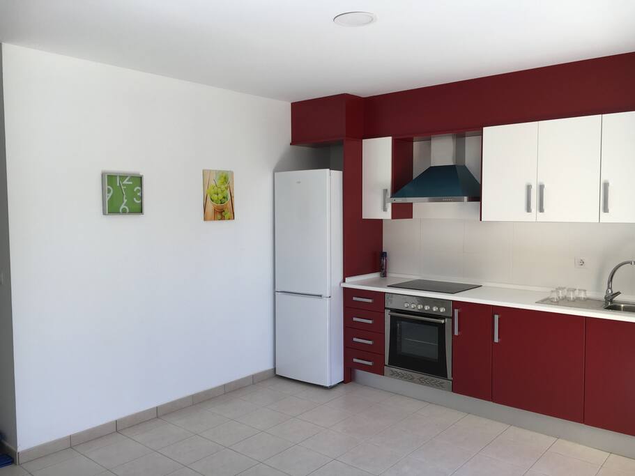 Cocina equipada con todo lo necesario para cocinar y comer en casa
