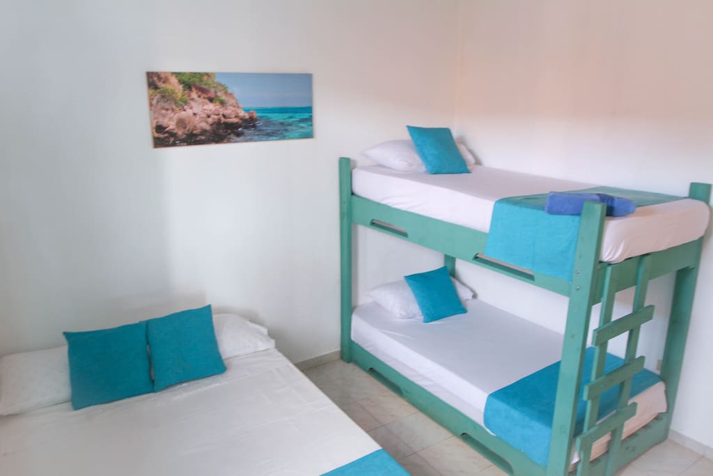 habitacion cama doble y dos sencillas