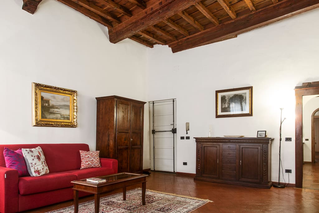 Ceilings are made of original wooden beams which have been refurbished to perfection, giving guests the feeling of living in a traditional Florentine apartment