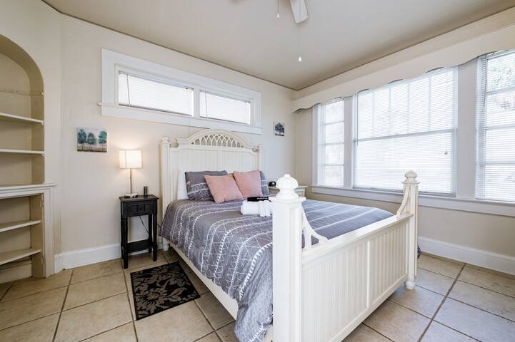 Chic apartment walking distance to the beach