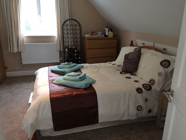 Private room, 20 mins to Gatwick or 30 to London