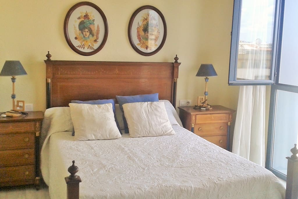 Dormitorio principal. / Master bedroom.