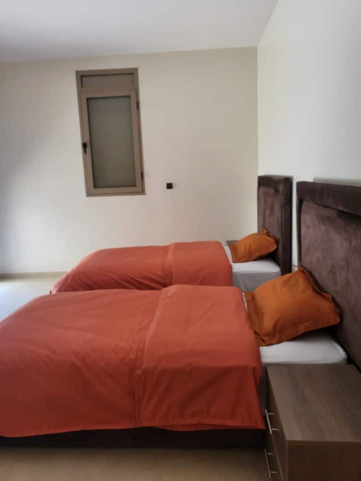 Chumba cha kulala Na. 2 , vitanda 2 vya mtu mmoja na sofa 1 inayoweza kubadilishwa. 