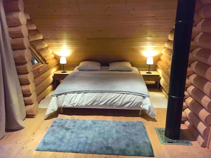 Საძინებელი ზედა სართულის აივნით