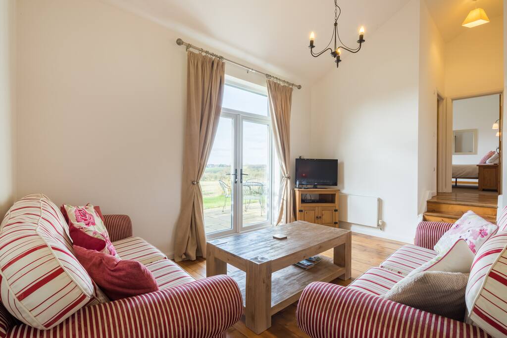 LIGHT LARGE LIVING AREA