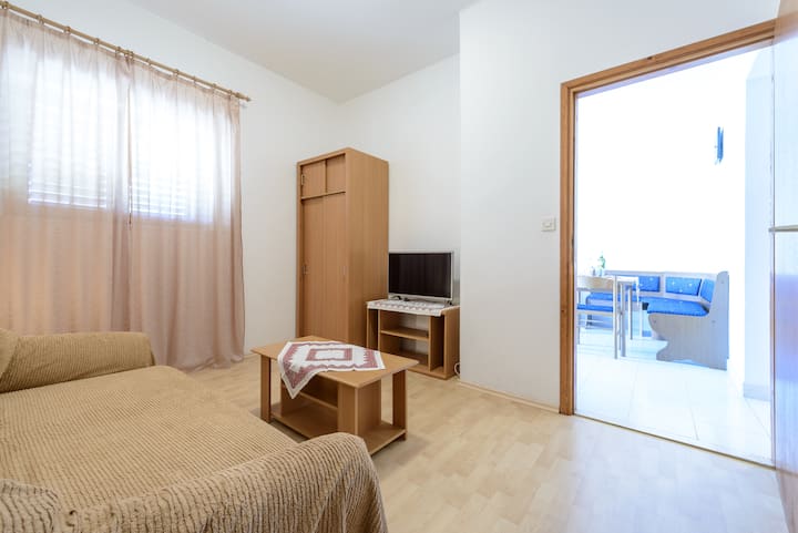 Dormitorio con televisión satelital