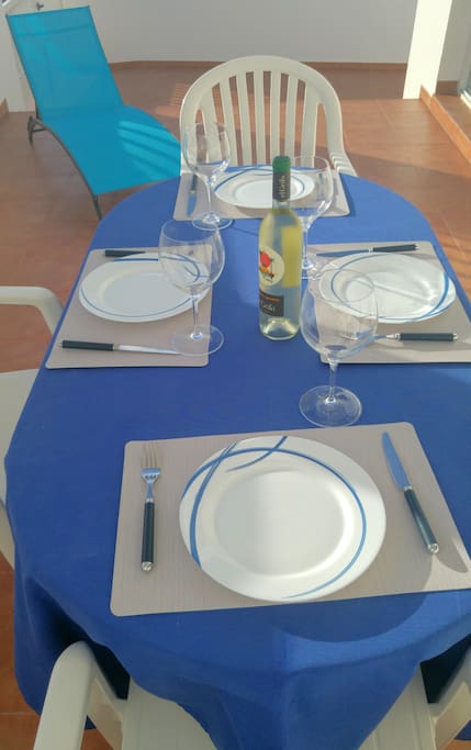 Disfrutar de una buena cena en la amplia terraza privada