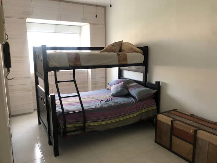 Deuxième chambre avec 2 grands placards, et un lit superposé avec lit double en bas et simple à l'étage