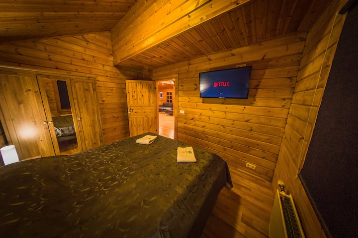 Master bedroom. Smart TV with Netflix and YouTube.