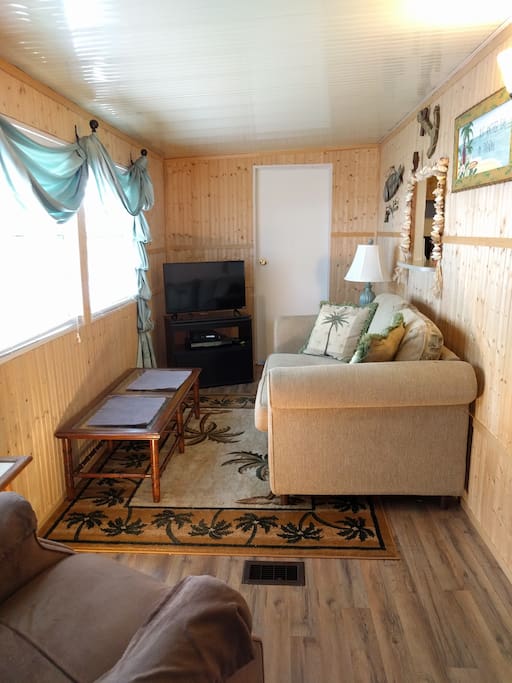 Florida Room w/ pull out coach