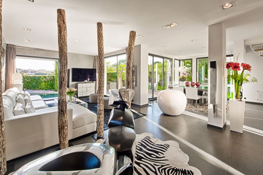 This modern villa offers generous rooms with quality features and excellent amenities
Spacieuse villa contemporaine construite avec des matériaux de qualité et de très belles prestations.