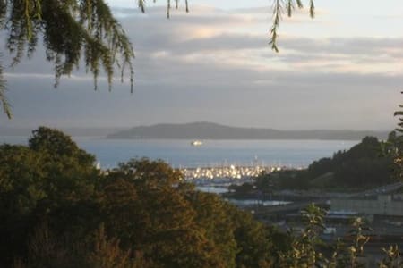 Stunning Views - Queen Anne apt with Free Parking - Seattle