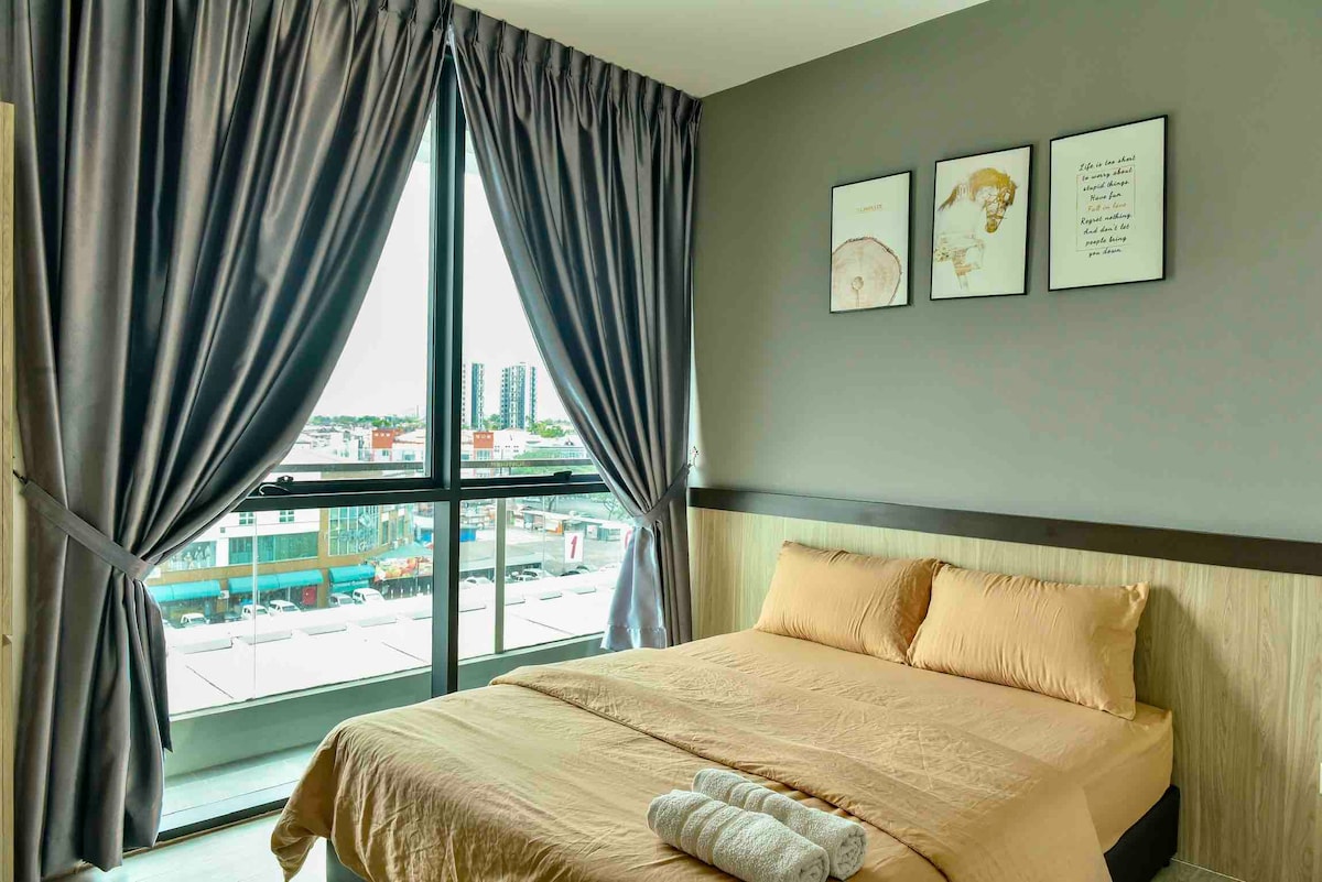 Disfruta de una buena noche de sueño/descanso con nuestra espuma viscoelástica; cama tamaño queen con edredón proporcionado durante la estancia. 