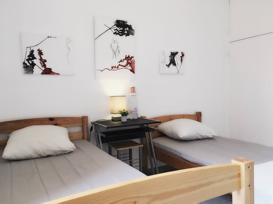 Chambre privée avec deux lit séparé, table, chaise, lumineux et propre.