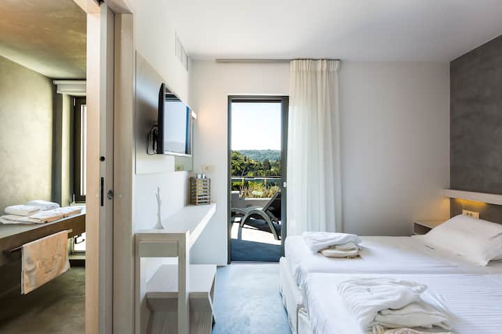 Spálňa s 2 samostatnými lôžkami, satelitná HDTV a vlastná kúpeľňa na 1. poschodí