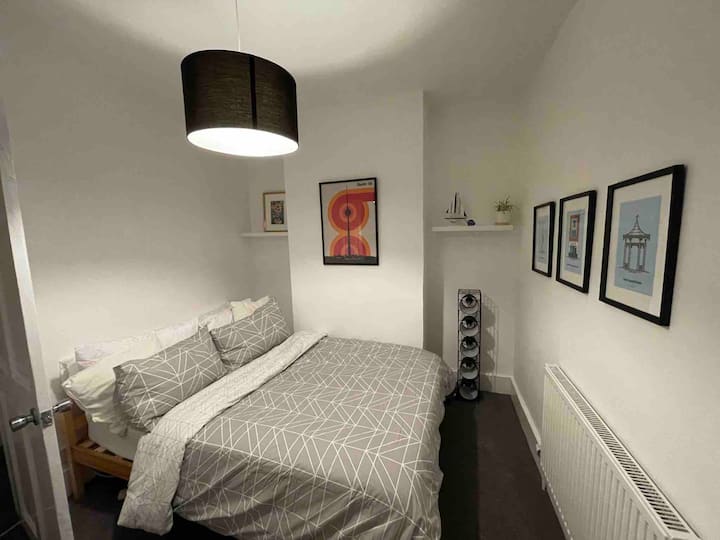 Deuxième chambre :
Lit double, à côté de la lampe, bloc-notes pour téléphone, bureau pour travailler à la maison, espace penderie pour les vêtements, miroir.