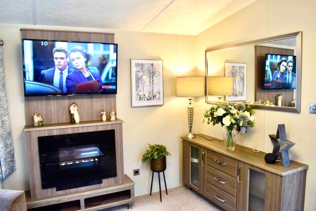 Top Airbnb: Longstone Hot Tub Lodge, Amazing Outdoor Area in Thirston