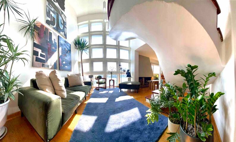 Fabulous architecture, location and design. gallery image 2