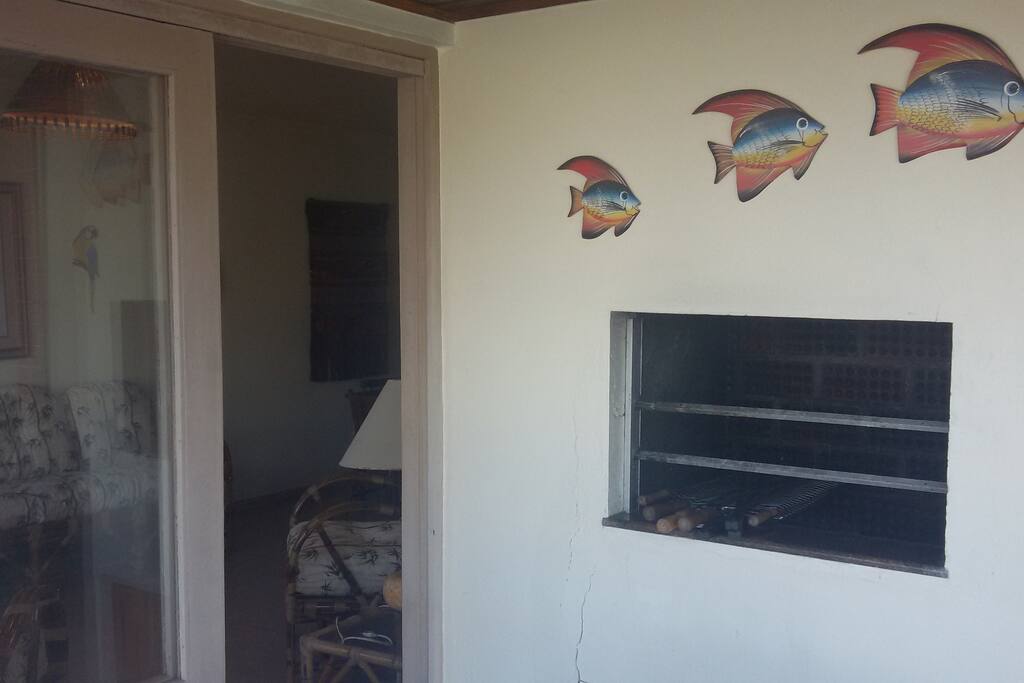 Sacada com churrasqueira e vista para o mar. Mesa para 04 pessoas. Temos rede!