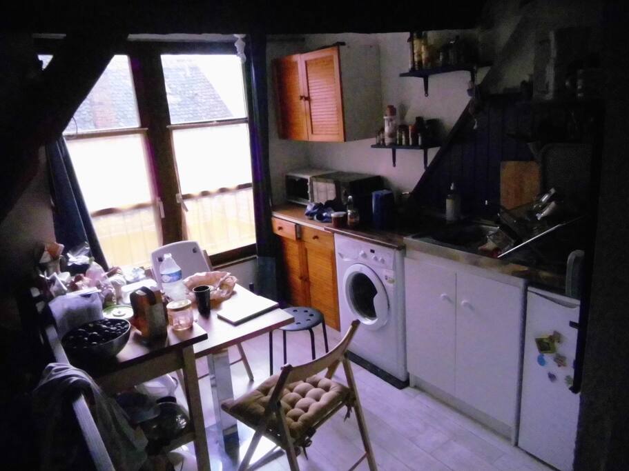 La cuisine partagée (2 plaques electriques, frigo, four, micro onde, lave linge)