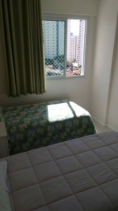 Quarto com duas camas de solteiro