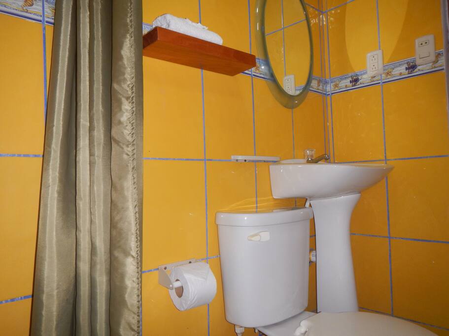 Baño privado, agua caliente.
