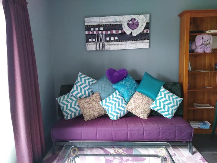 休息区有一张舒适的沙发，可以舒适地坐在上面或躺下，有很多靠垫，可通往一张小双人床。