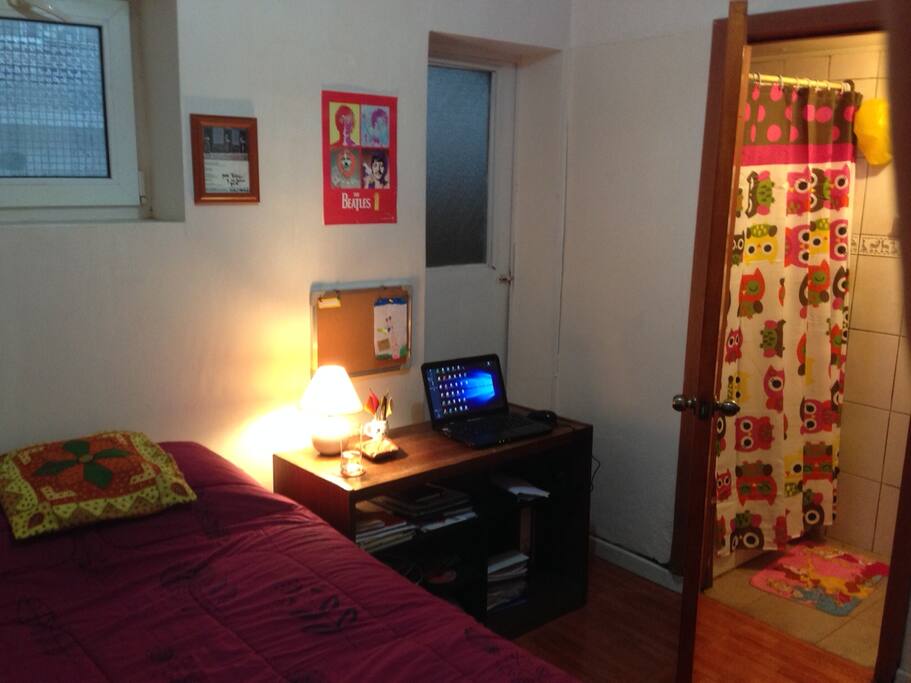Cama simple con baño privado