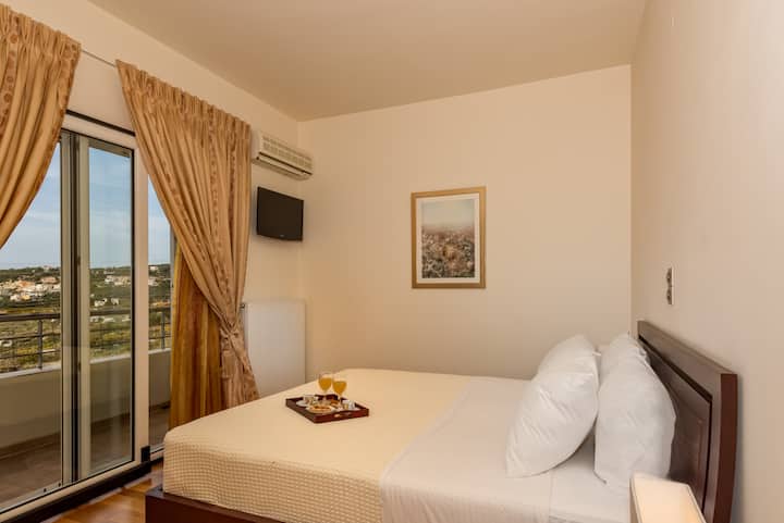Second bedroom with queen size bed. This is the main bedroom of the villa with ensuite bathroom and ensuite closet.There is a balcony with view to the sea and the city of Chania. Bedroom with aircondition.