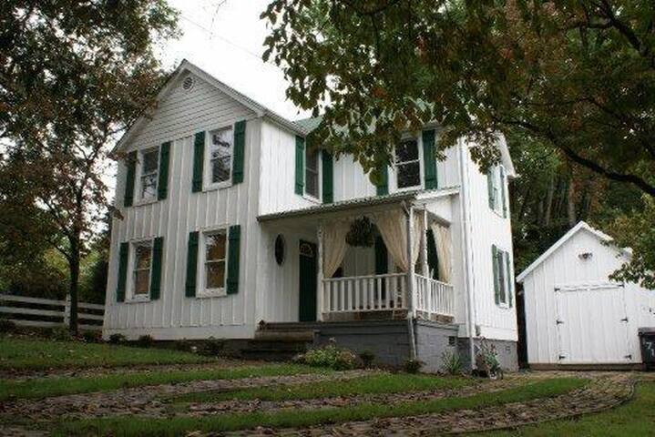 Private room in modern Victorian close to downtown