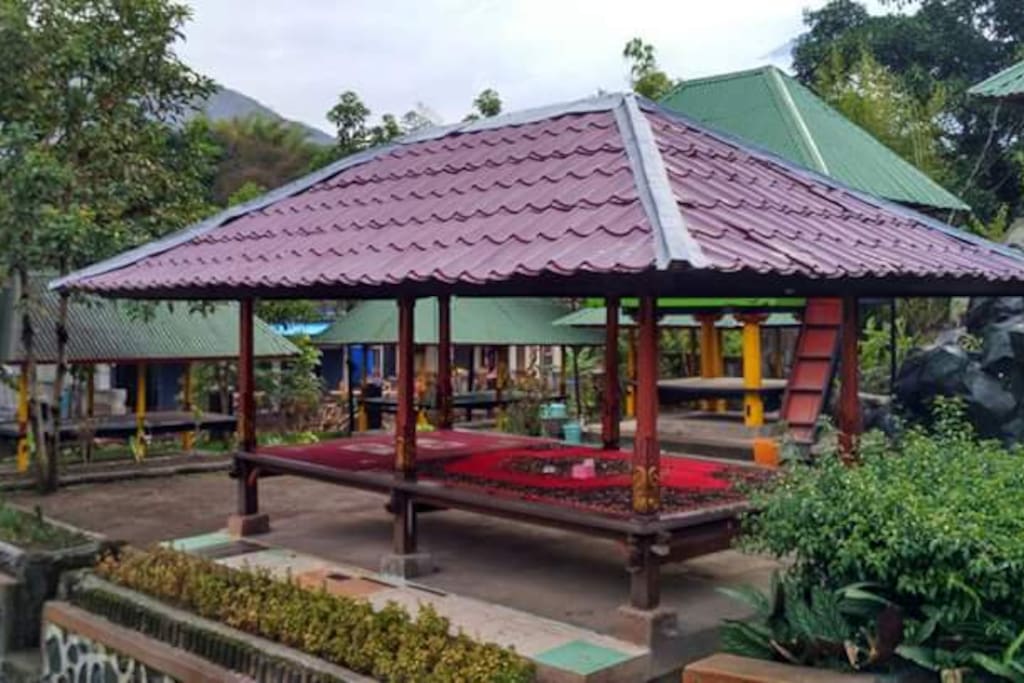 Berugak..... Tempat berkumpul dan bercengkrama dengan keluarga..