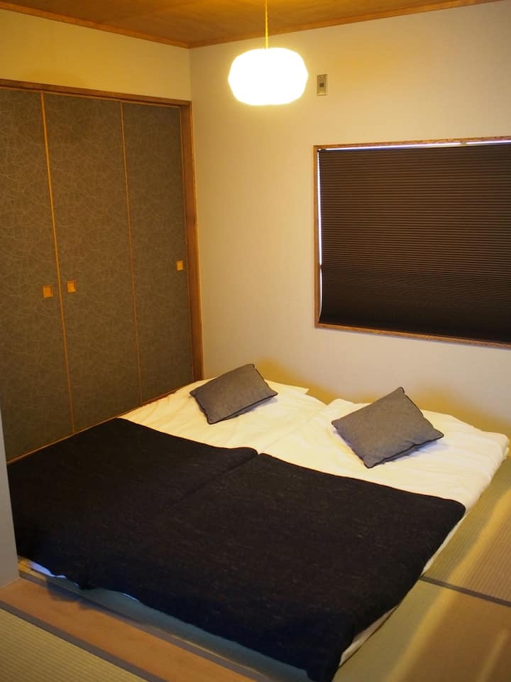 Futoni mbili za kifahari zilizowekwa ghorofani.