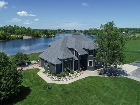 Waterfront Retreat-Dock. Arcade. Private.