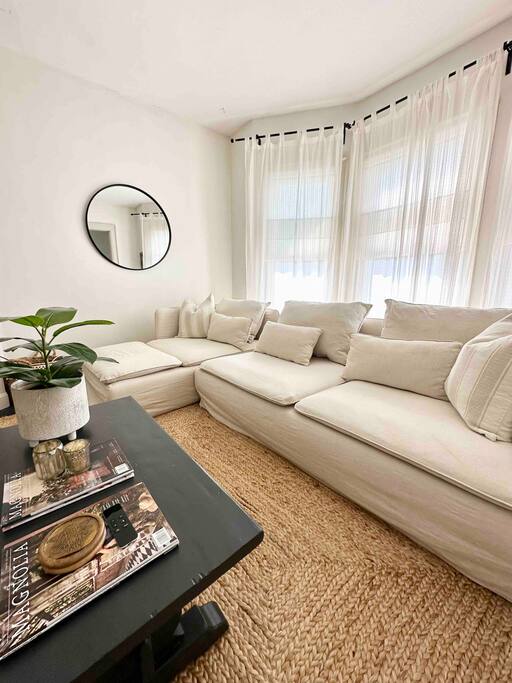 Airbnb Cozy Apartment with Parking & Central Air