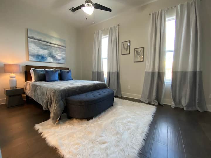 חדר שינה ראשי עם מיטת קווין סייז, ארון ווילונות האפלה! חדר רחצה פרטי. 