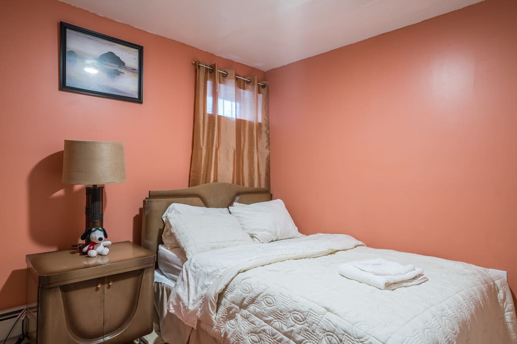 1st Bedroom-Full size bed