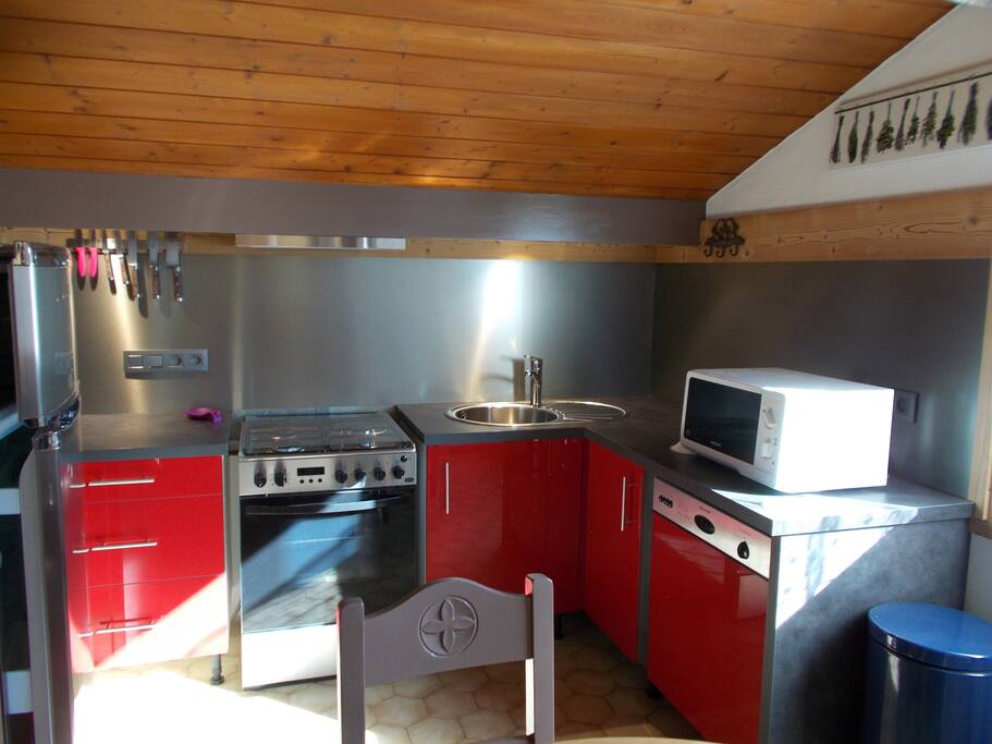 coin cuisine tout équipée, frigo, congélateur, cuisinière four électrique, micro onde, lave vaisselle, grille pain, bouilloire, cafetière,