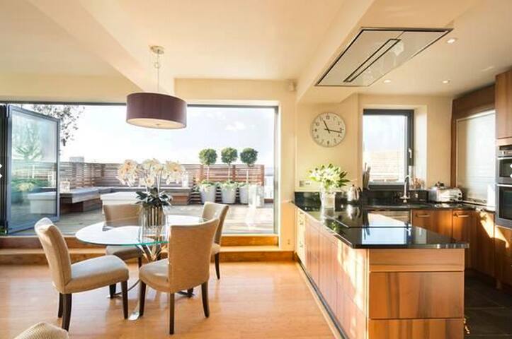 Modern Penthouse – large terrace & amazing views! gallery image 4